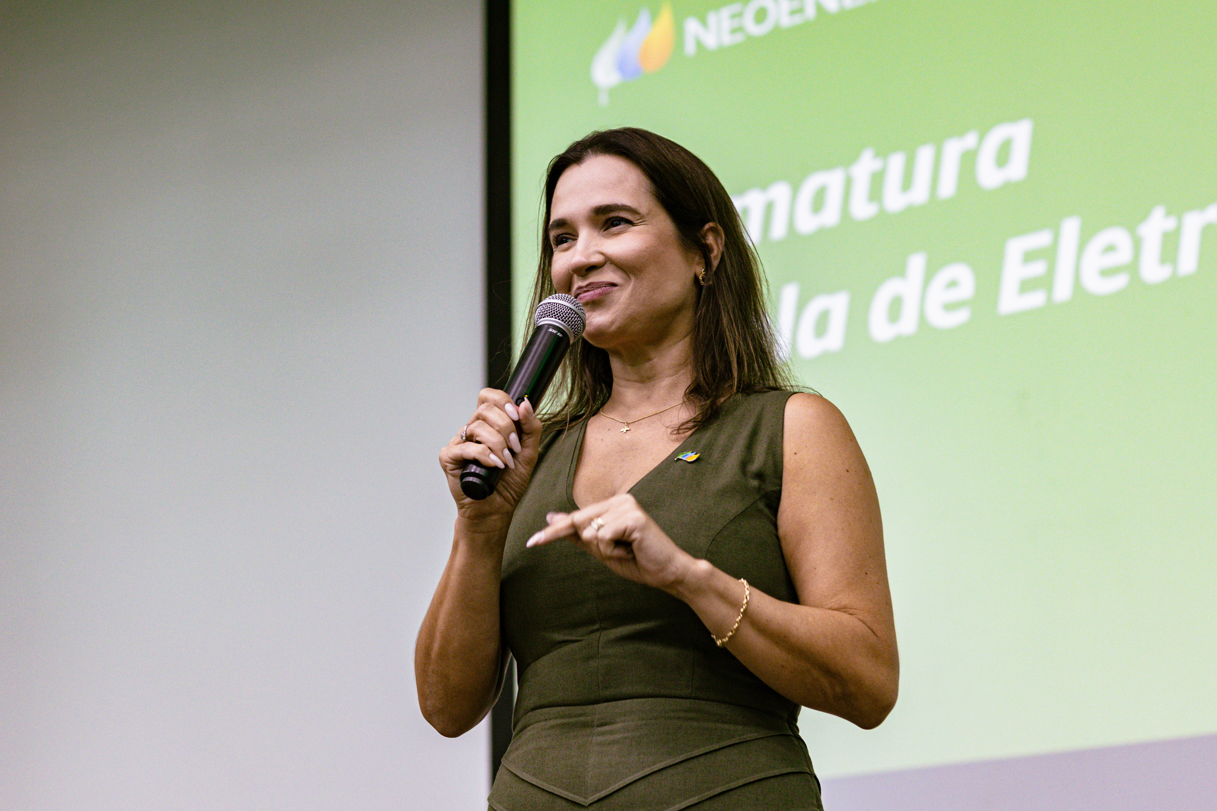 Fabiana_Lopes-Diretora_Presidente_Neoenergia_Cosern_na_Formatura_Mulheres_Eletricistas_Neoenergia_Cosern_Divulgação.JPG